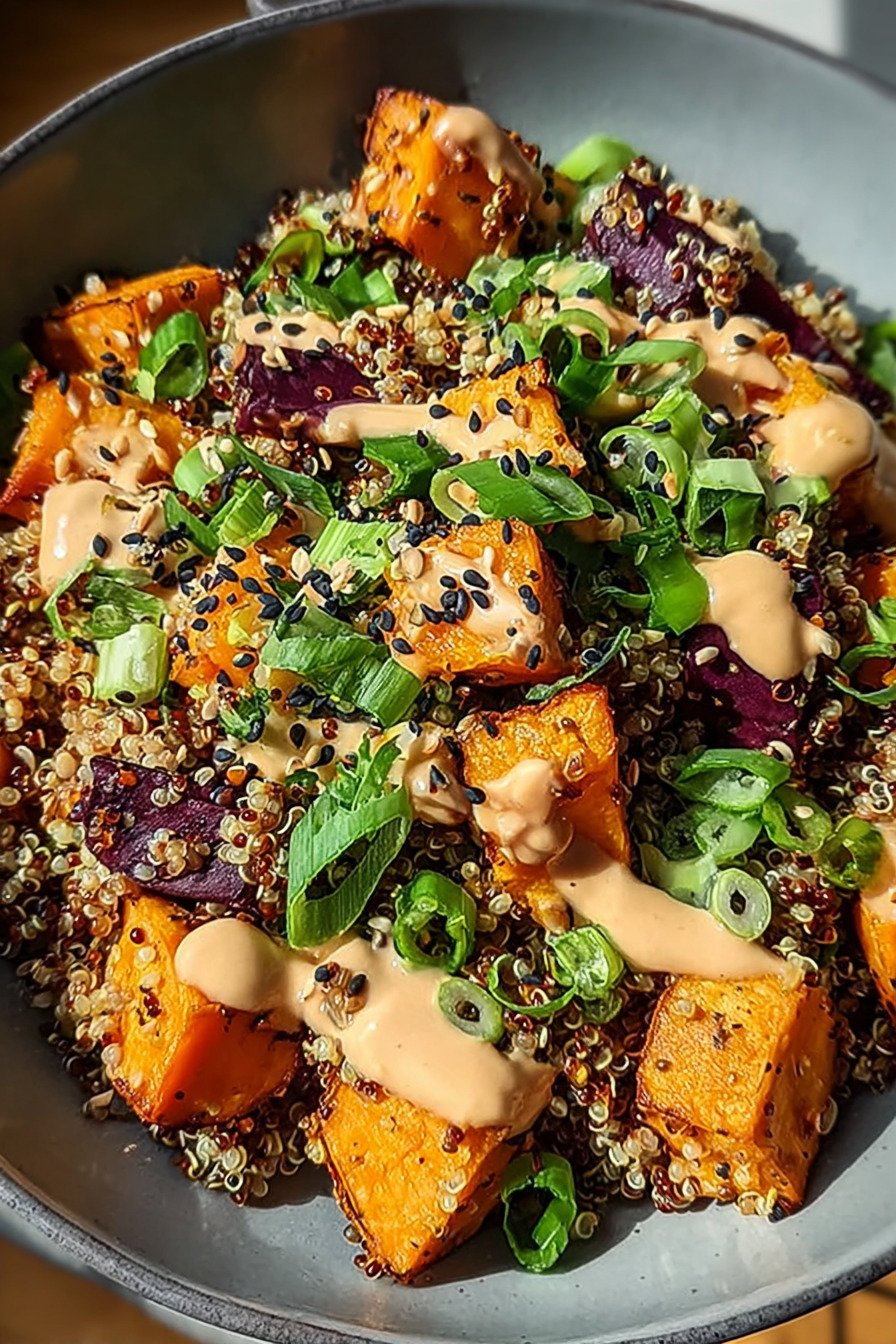 Gerösteter Süßkartoffel-Quinoa-Salat mit Sesam-Miso-Sauce final result