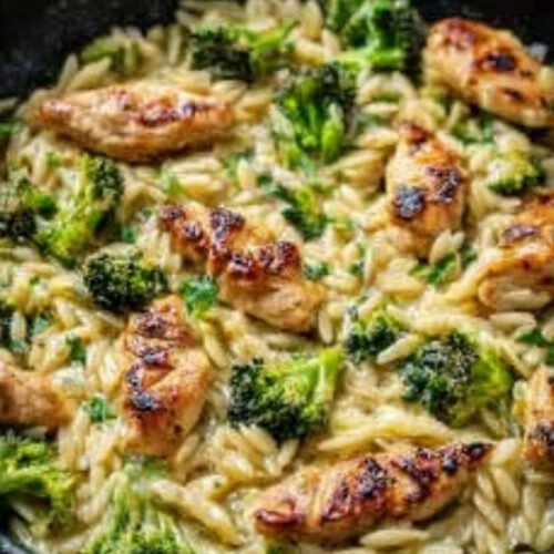 Cremige Hähnchen-Orzo-Pfanne mit Brokkoli: Ein herzhaftes Pfannengericht extra recipe photo