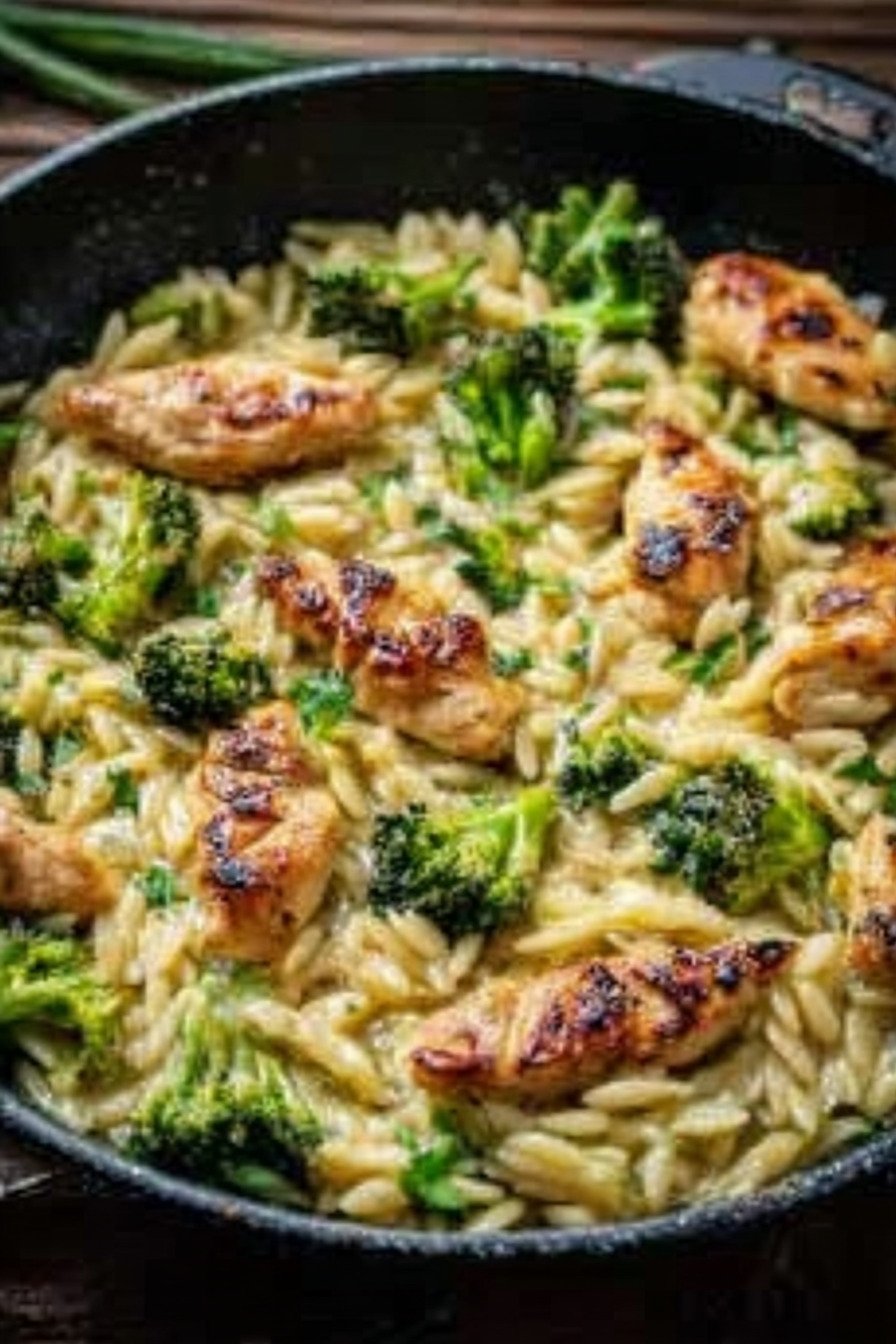Cremige Hähnchen-Orzo-Pfanne mit Brokkoli: Ein herzhaftes Pfannengericht extra recipe photo